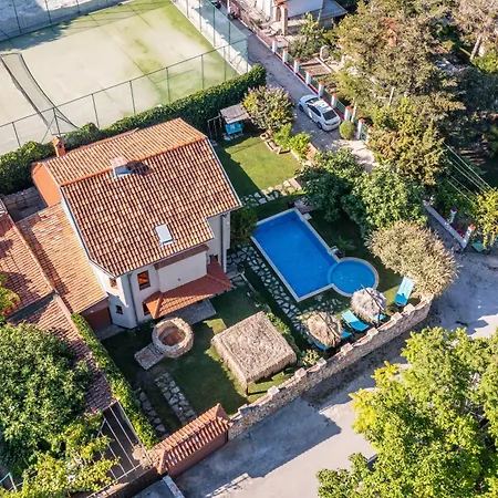 Komitata-pool And Jacuzzi * بالشيك