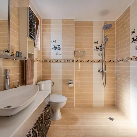 Komitata-pool And Jacuzzi *