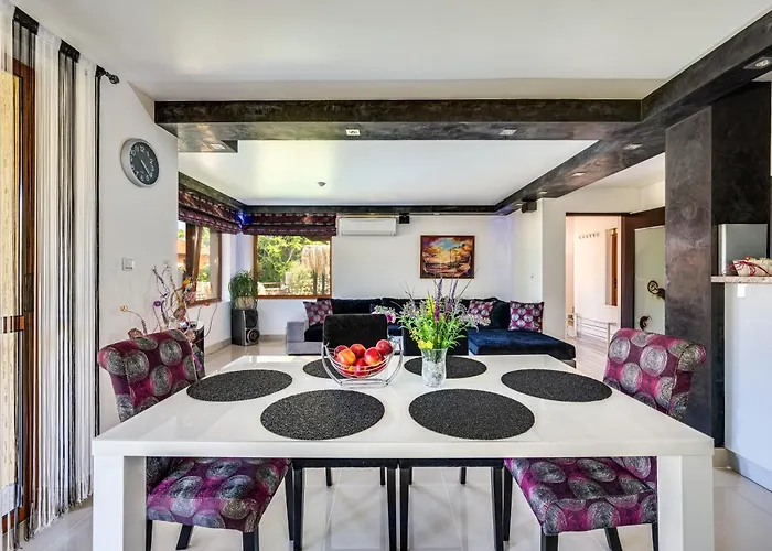 Komitata-pool And Jacuzzi