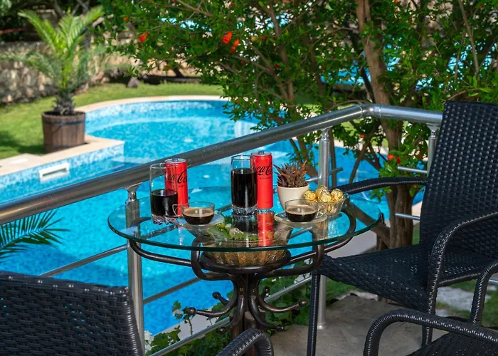 Komitata-pool And Jacuzzi بالشيك