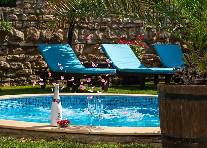 Komitata-pool And Jacuzzi * بالشيك