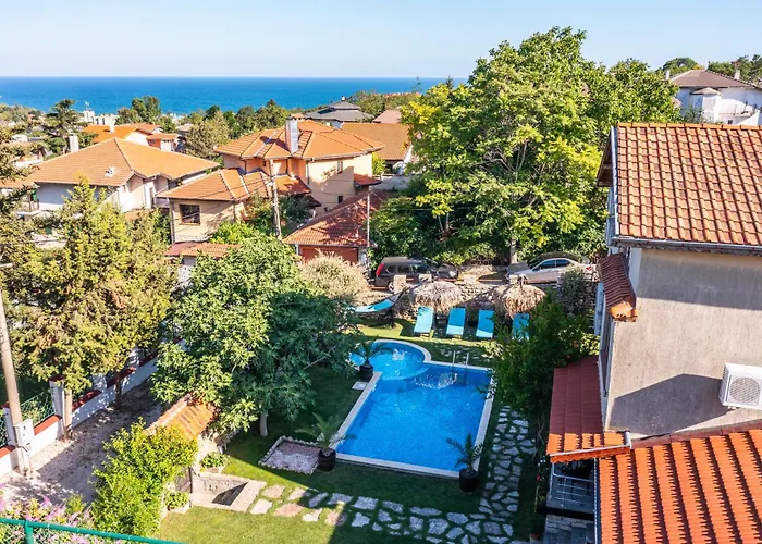 Komitata-pool And Jacuzzi فيلة بالشيك