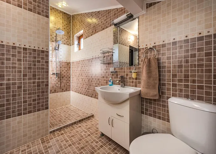 Komitata-pool And Jacuzzi *