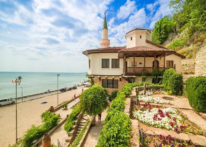 Komitata-pool And Jacuzzi Balchik